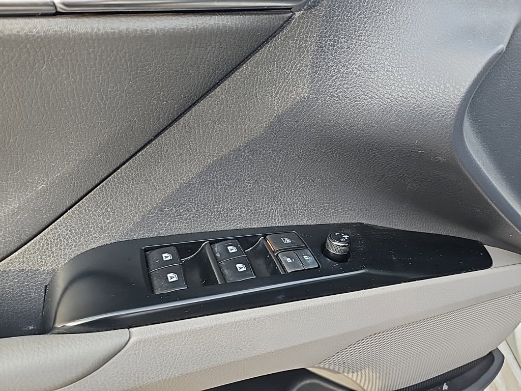 Used 2020 Toyota Camry LE image 25