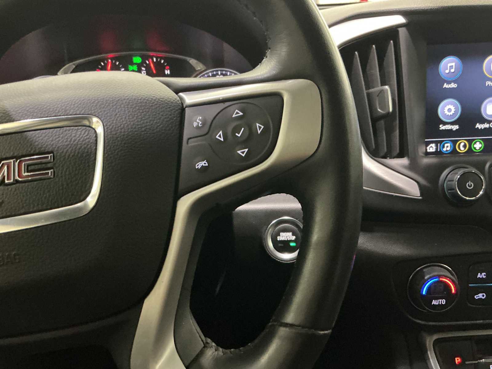 Used 2022 GMC Terrain SLT image 11