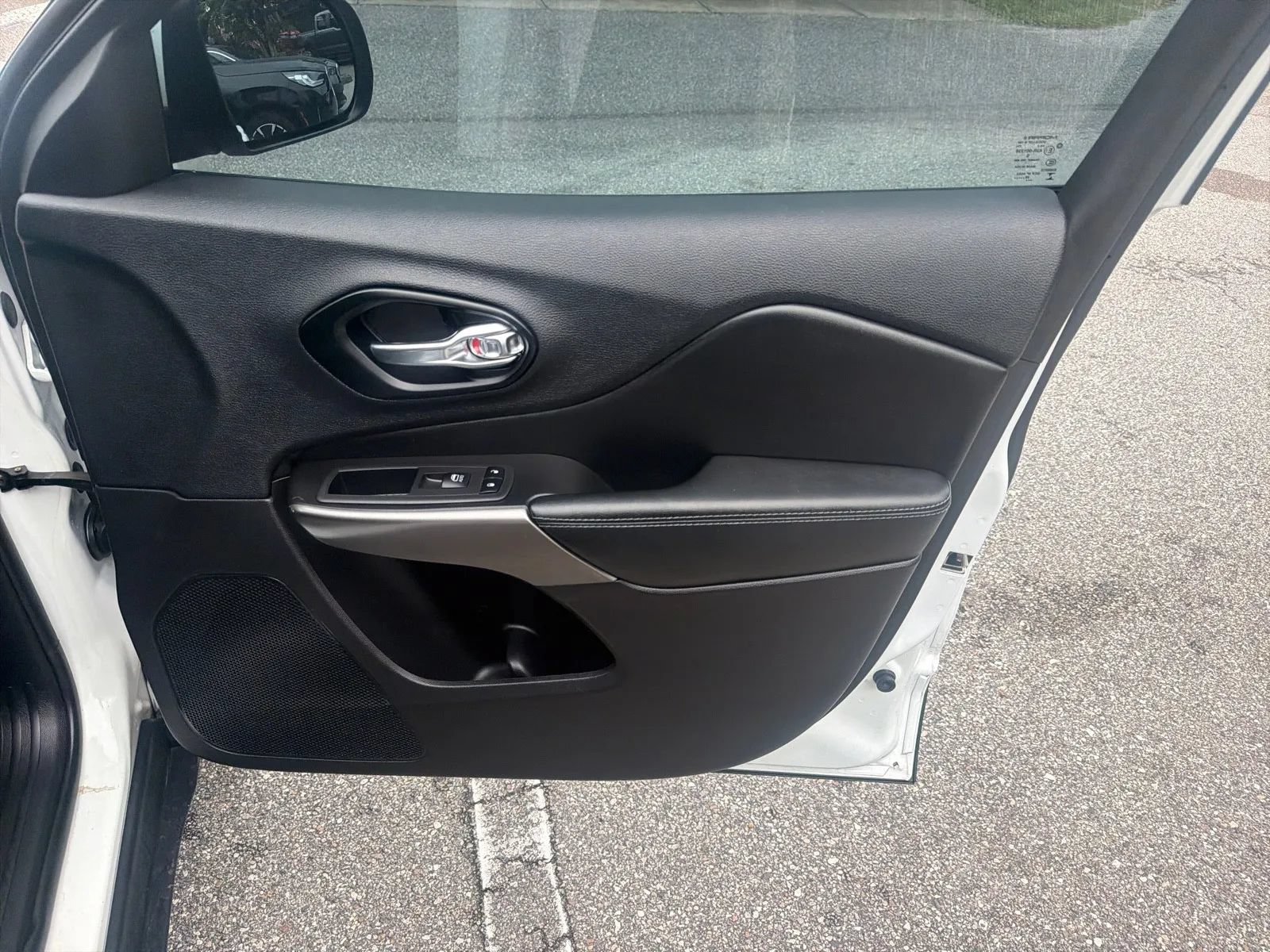 Used 2021 Jeep Cherokee Latitude FWD image 21