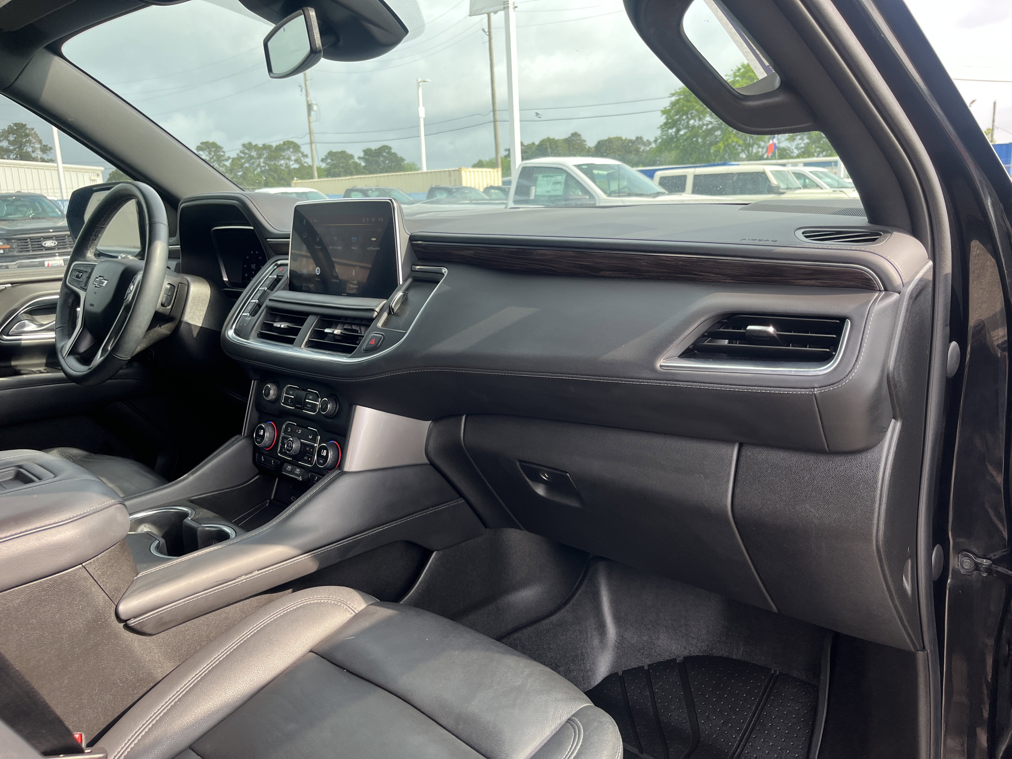 Used 2023 Chevrolet Tahoe Z71 w/ Luxury Package AWD/4WD image 16