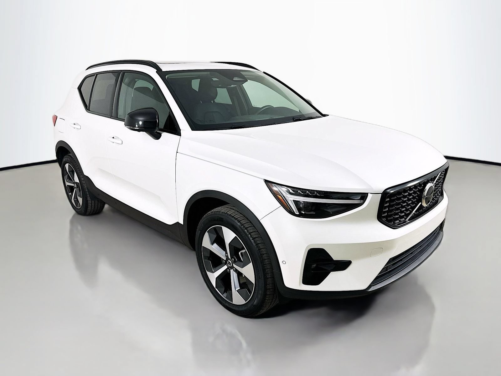 Used 2026 Volvo XC40 B5 Plus AWD/4WD image 3