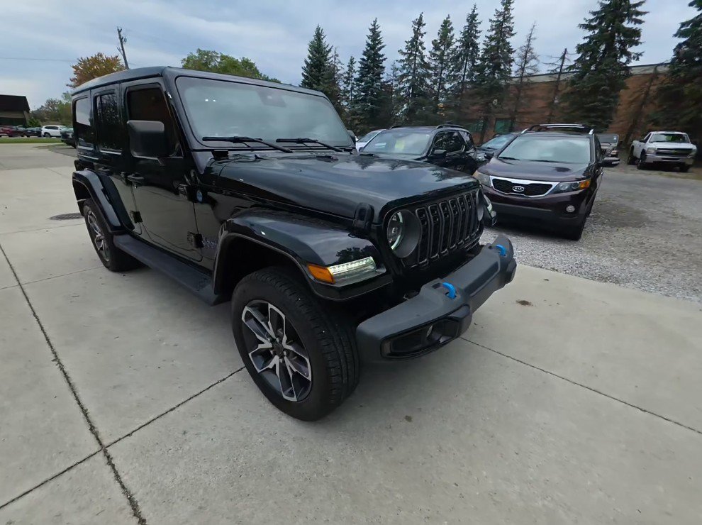 Used 2024 Jeep Wrangler Unlimited w/ Convenience Group AWD/4WD image 3