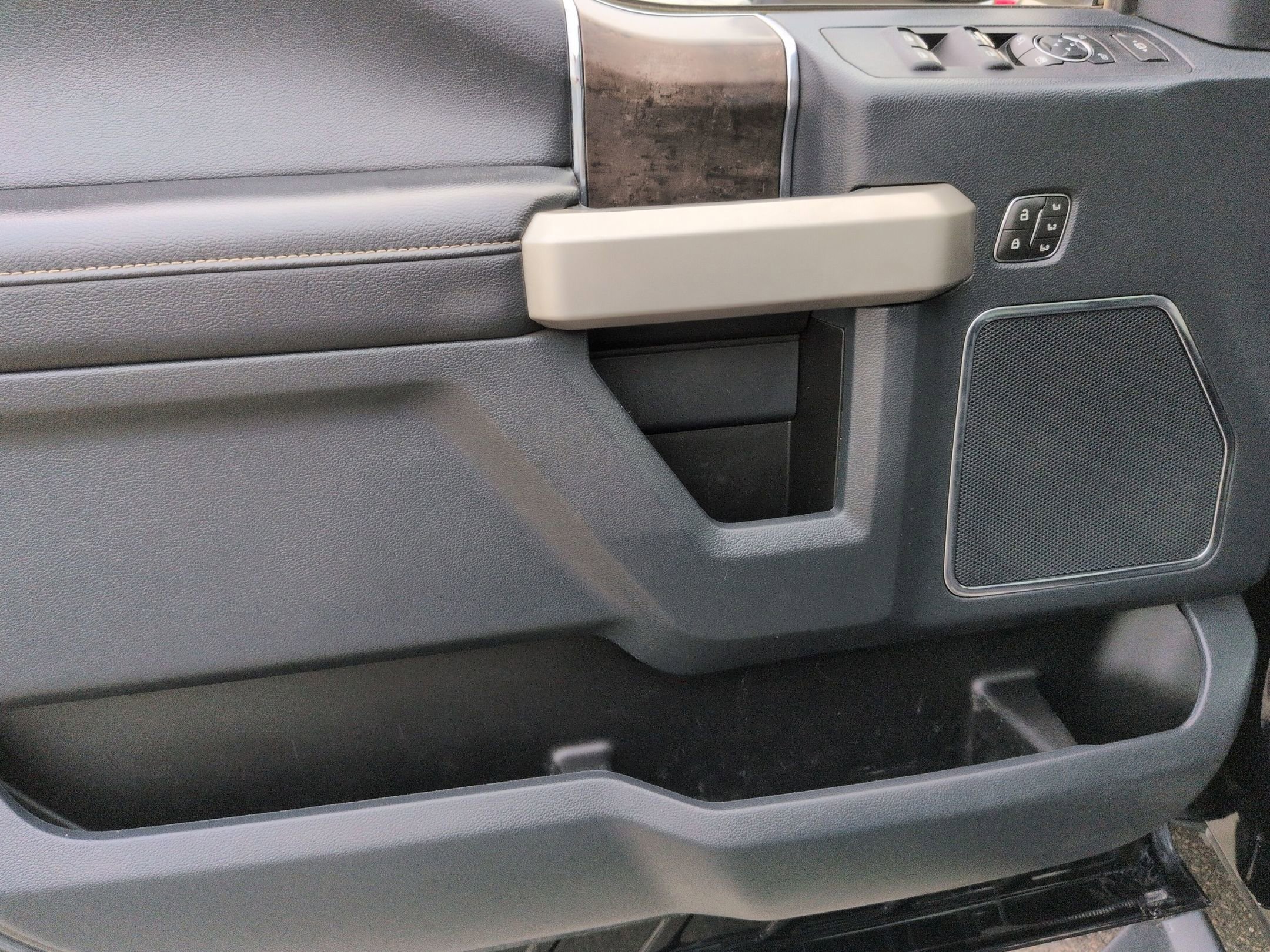 Certified 2022 Ford F350 Lariat w/ Black Appearance Package image 12