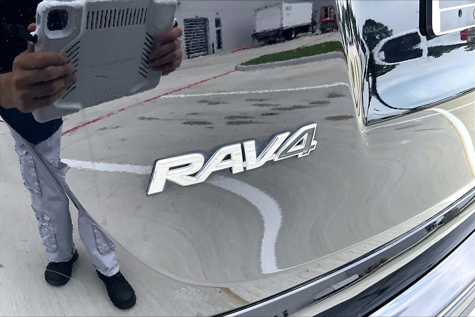 Used 2018 Toyota RAV4 LE FWD image 30