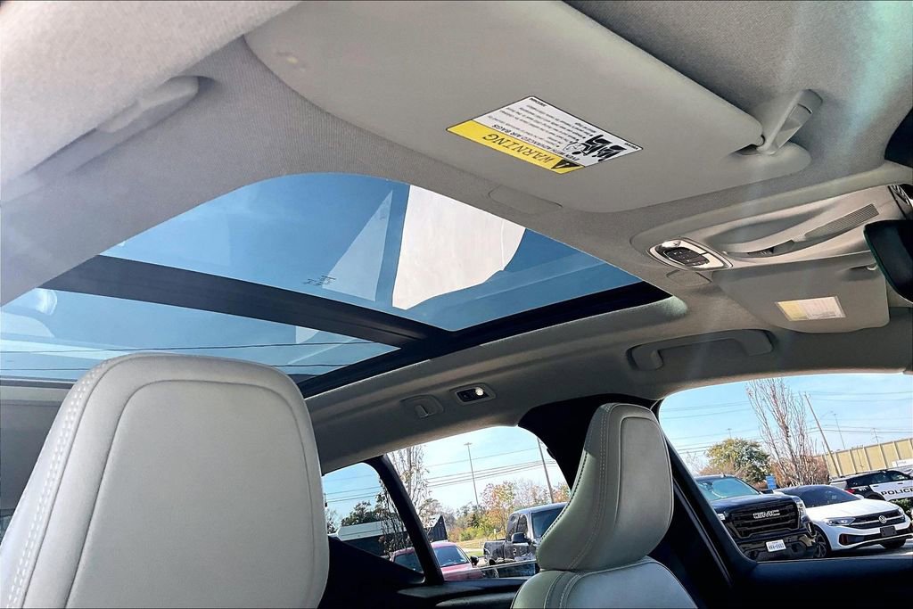 Used 2021 Volvo XC40 T5 Momentum w/ Premium Package image 19