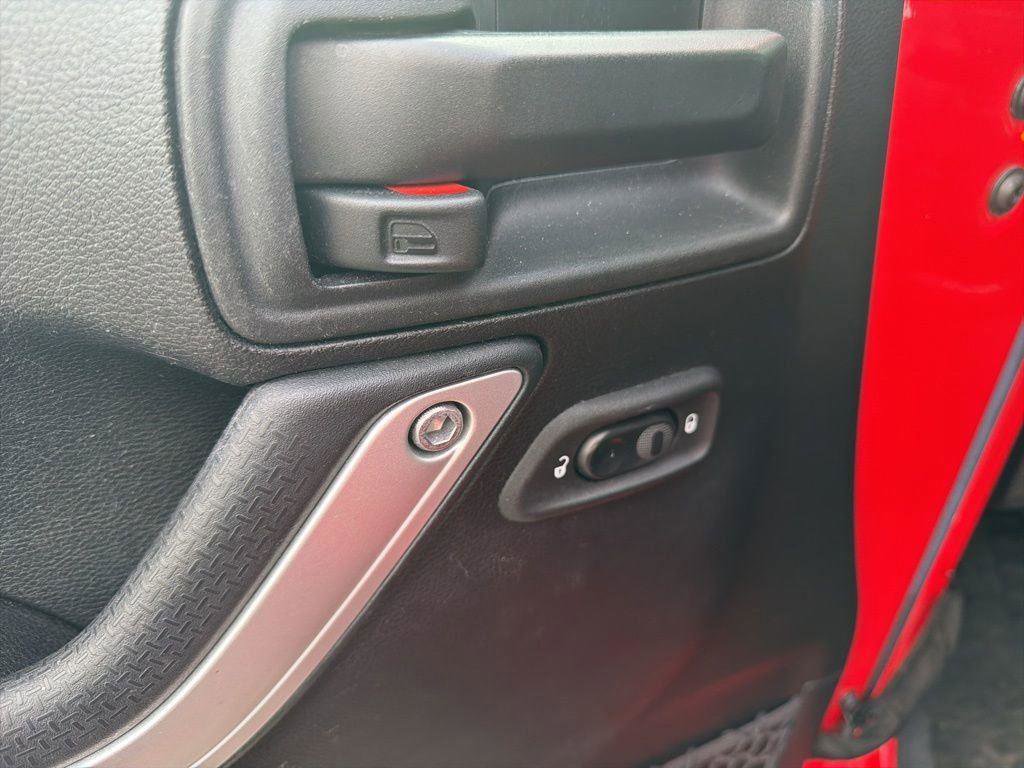 Used 2017 Jeep Wrangler Unlimited Sahara w/ Dual Top Group AWD/4WD image 8