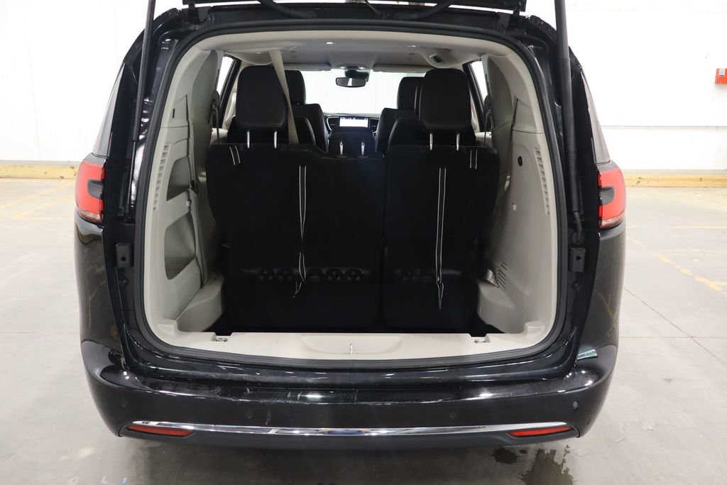 Used 2024 Chrysler Pacifica Touring-L image 13