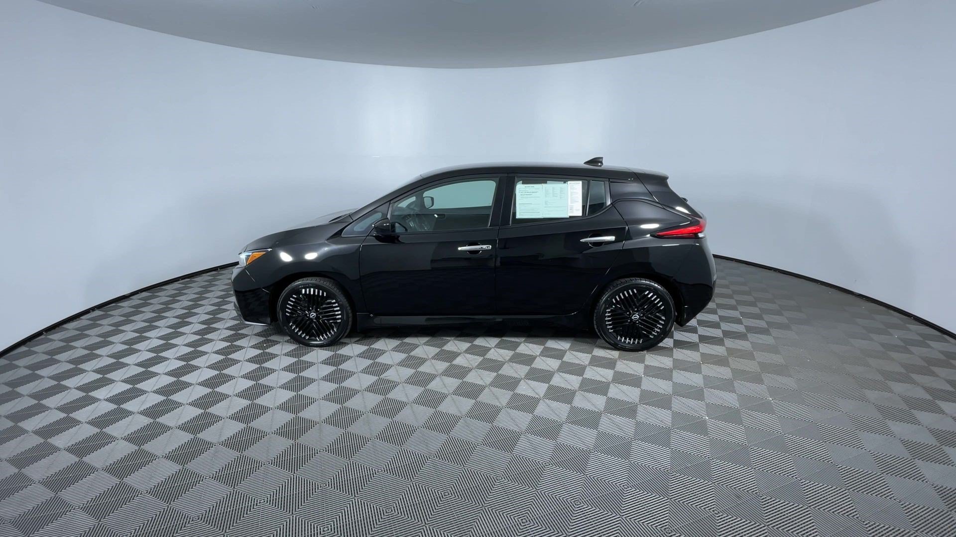 Certified 2025 Nissan Leaf SV Plus FWD image 6