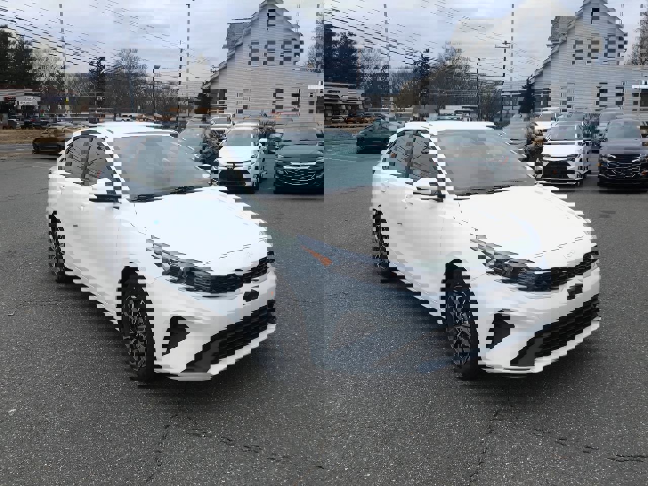 Used 2023 Kia Forte LXS image 2