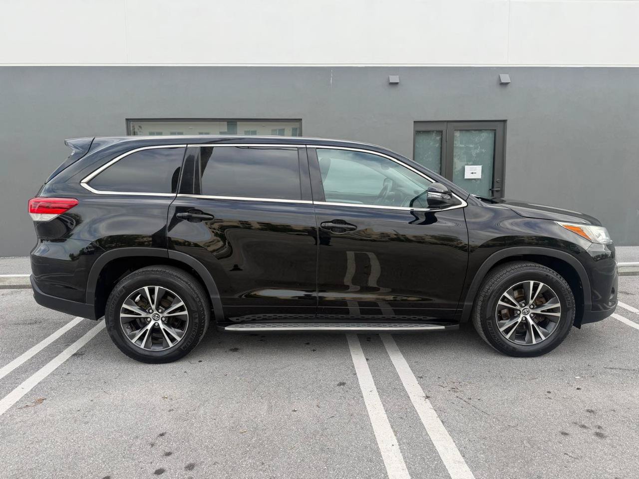 Used 2018 Toyota Highlander LE FWD image 11