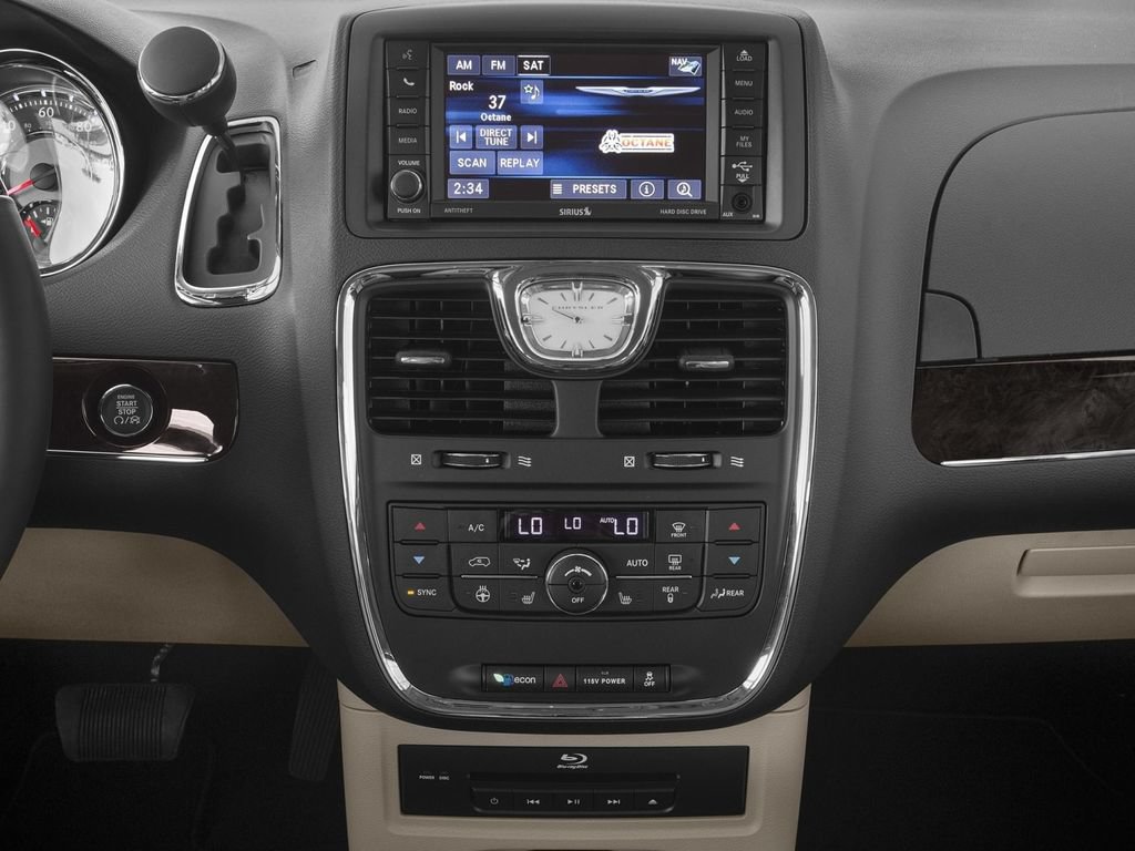 Used 2016 Chrysler Town & Country Limited Platinum w/ Trailer Tow Group FWD image 7