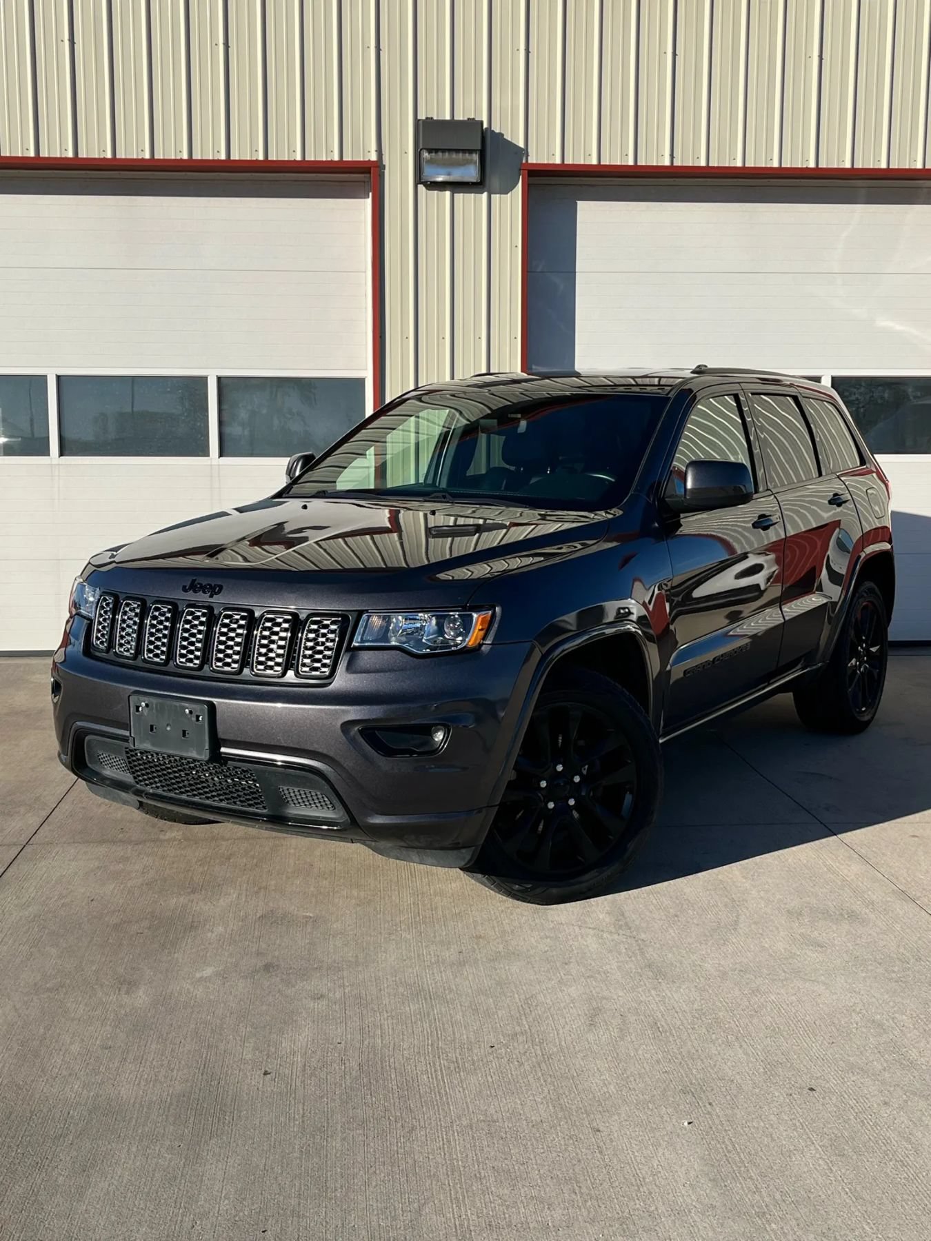 Used 2018 Jeep Grand Cherokee Altitude AWD/4WD image 3