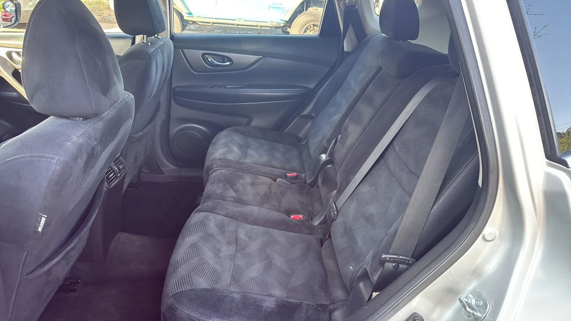 Used 2015 Nissan Rogue S image 17