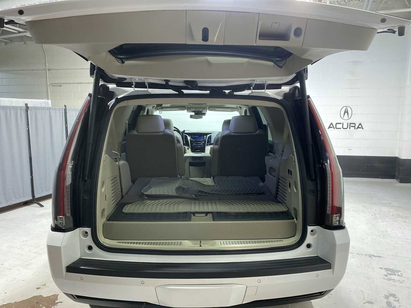 Used 2020 Cadillac Escalade Luxury AWD/4WD image 19