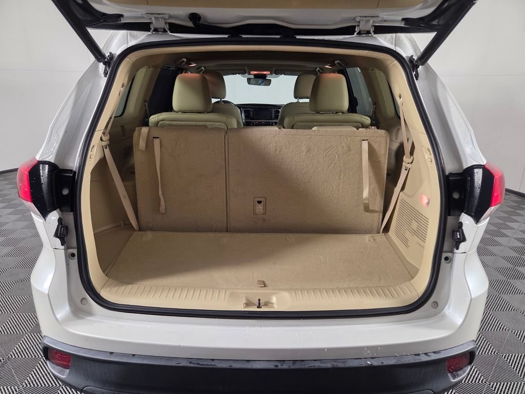 Used 2019 Toyota Highlander XLE FWD image 31