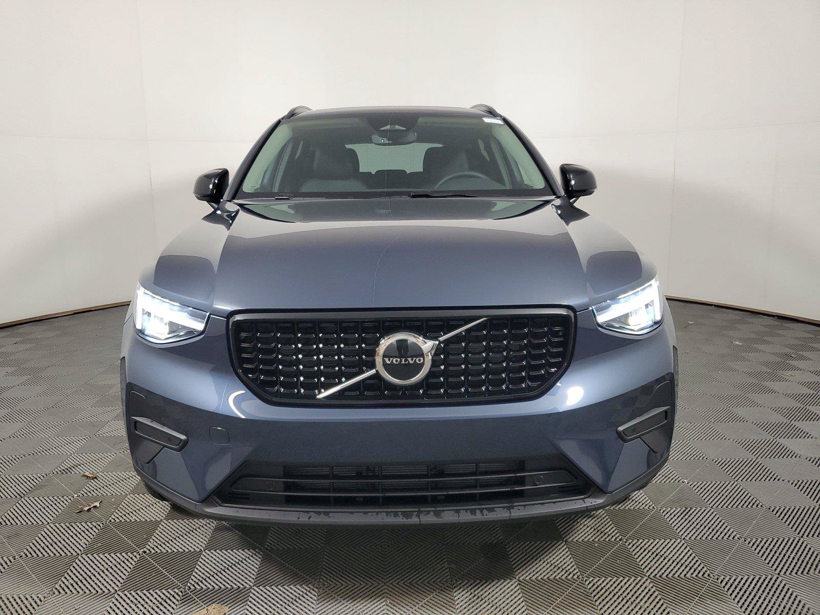 Certified 2026 Volvo XC40 B5 Core AWD/4WD image 2