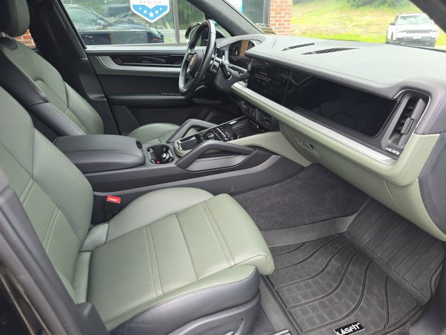 Used 2024 Porsche Cayenne AWD/4WD image 15