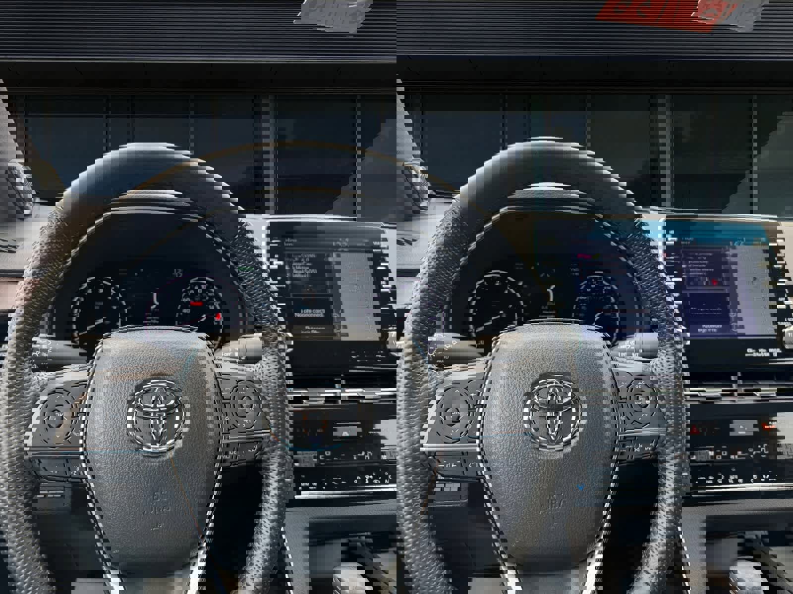 Used 2022 Toyota Avalon Limited image 4