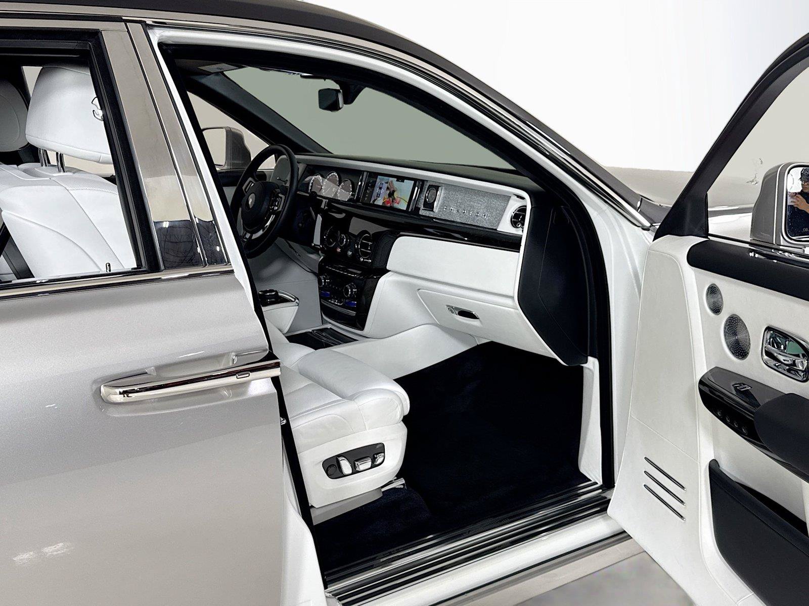 Used 2023 Rolls-Royce Phantom Sedan RWD image 39