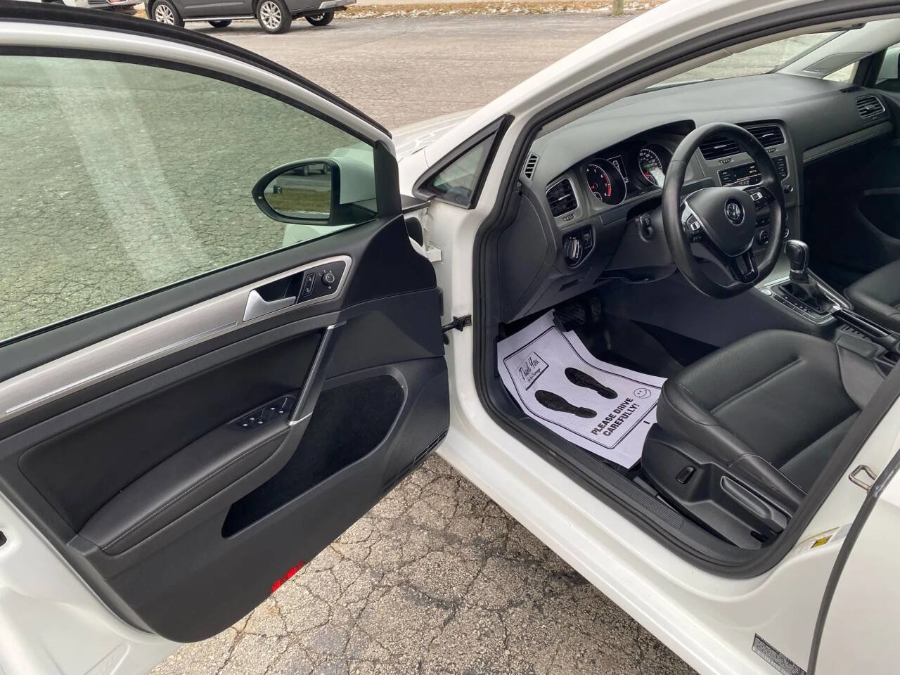 Used 2016 Volkswagen Golf S image 11