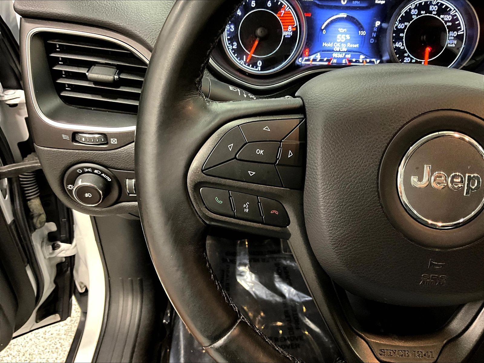 Used 2019 Jeep Cherokee Trailhawk AWD/4WD image 11