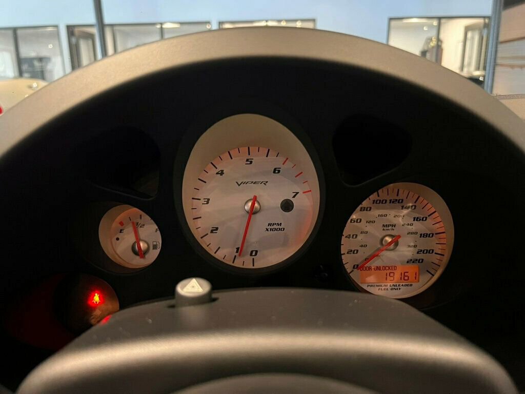 Used 2004 Dodge Viper SRT-10 RWD image 24