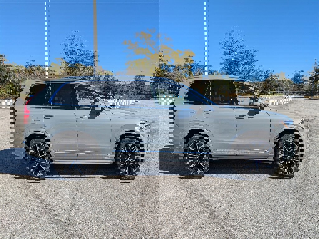 New 2026 Volvo XC90 T8 Plus w/ Protection Package Premier image 7