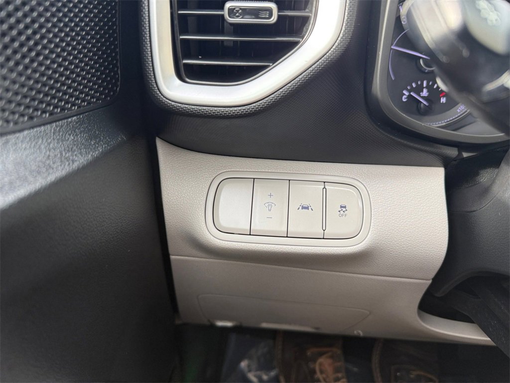 Used 2022 Hyundai Venue SEL image 29