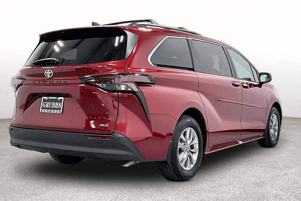 Used 2026 Toyota Sienna XLE FWD image 2