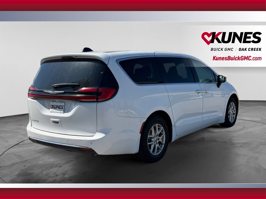 Used 2023 Chrysler Pacifica Touring-L FWD image 8