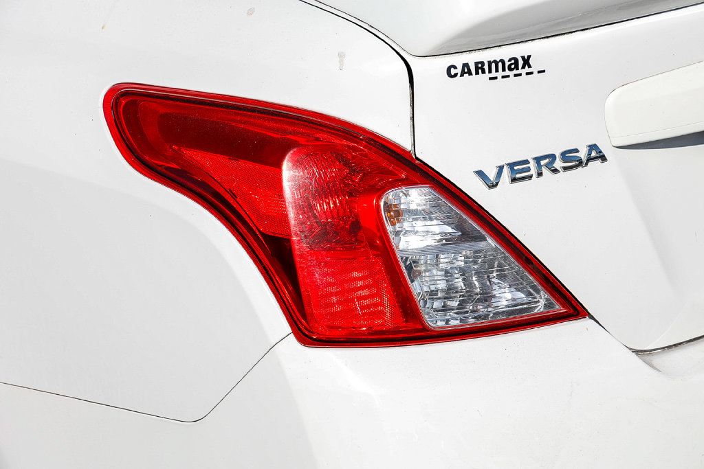 Used 2019 Nissan Versa SV FWD image 8
