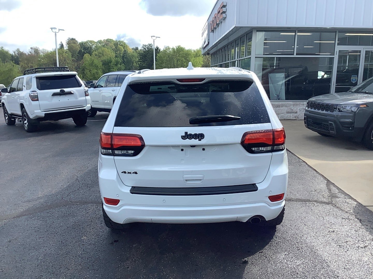 Used 2019 Jeep Grand Cherokee Altitude AWD/4WD image 4