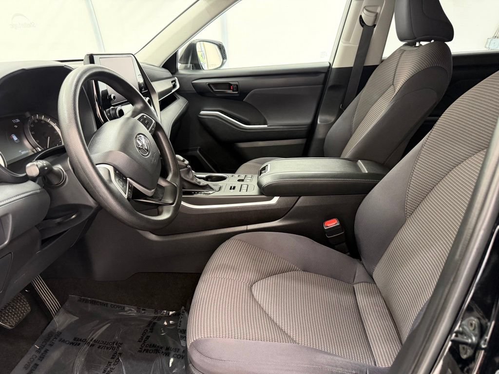 Used 2024 Toyota Highlander LE AWD/4WD image 12