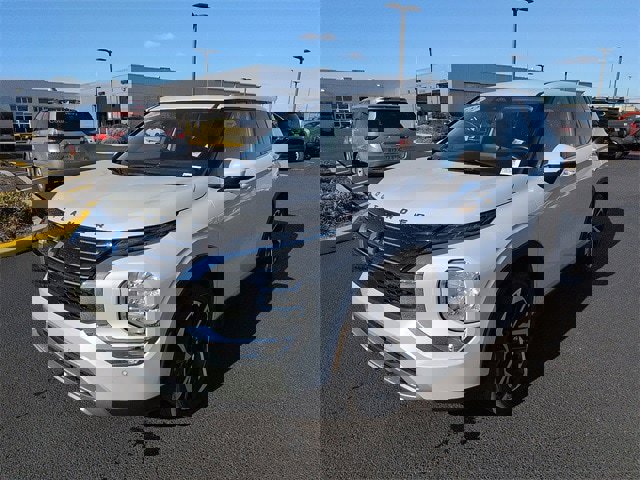 Used 2022 Mitsubishi Outlander SE image 3