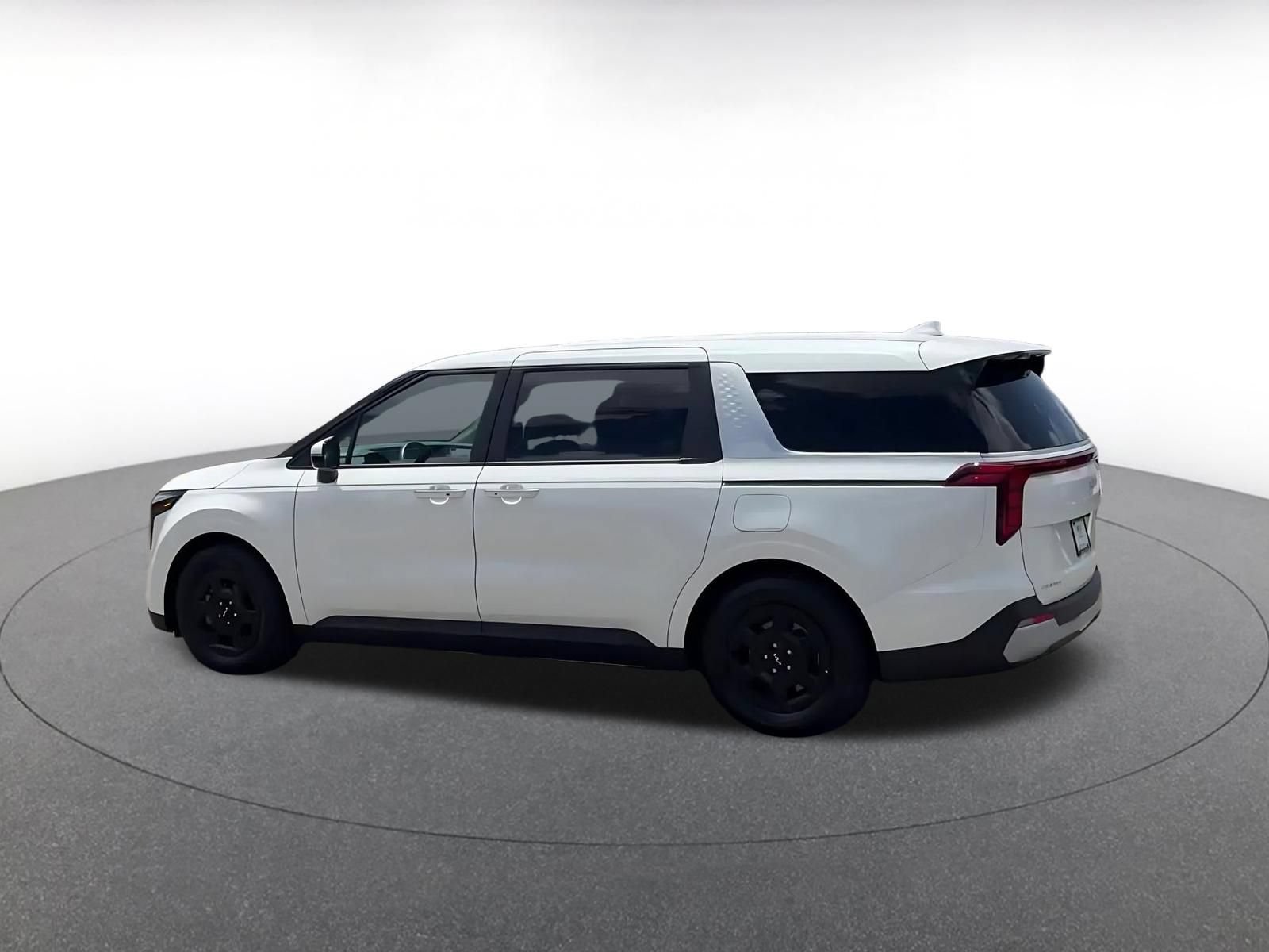 Used 2026 Kia Carnival FWD image 8