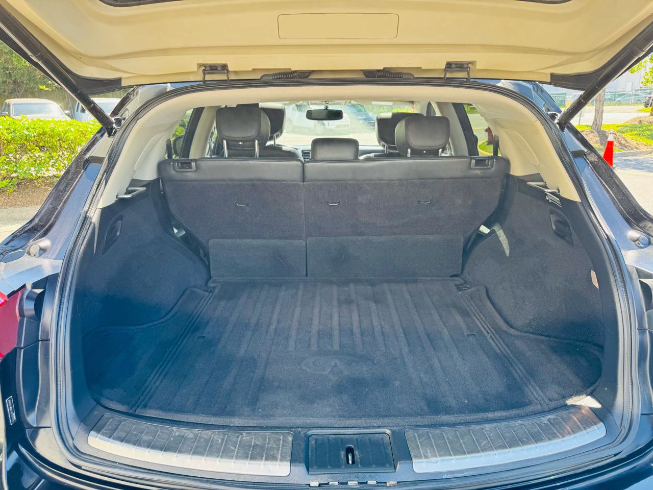 Used 2012 INFINITI FX35 AWD w/ Premium Pkg image 19