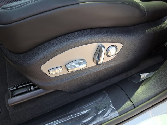 Used 2025 Porsche Macan image 24
