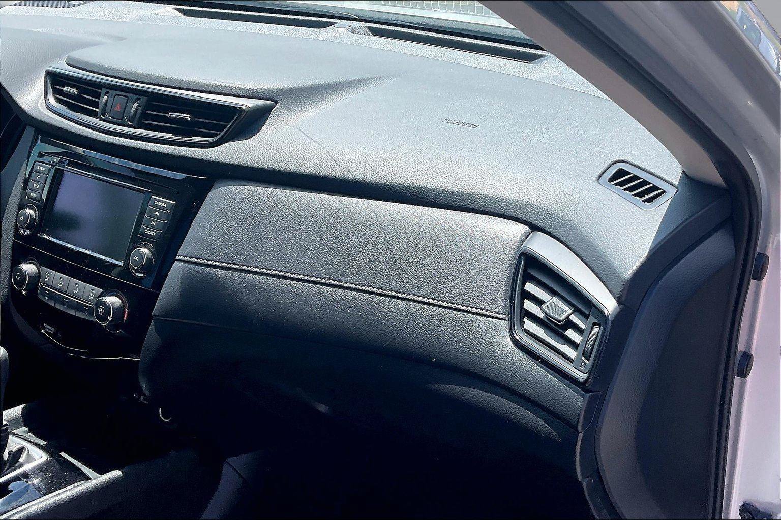 Used 2020 Nissan Rogue S FWD image 17