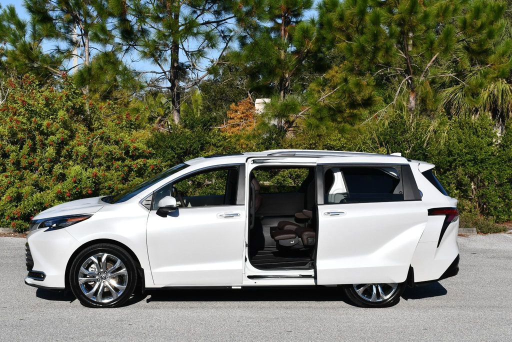 Used 2024 Toyota Sienna Platinum image 33