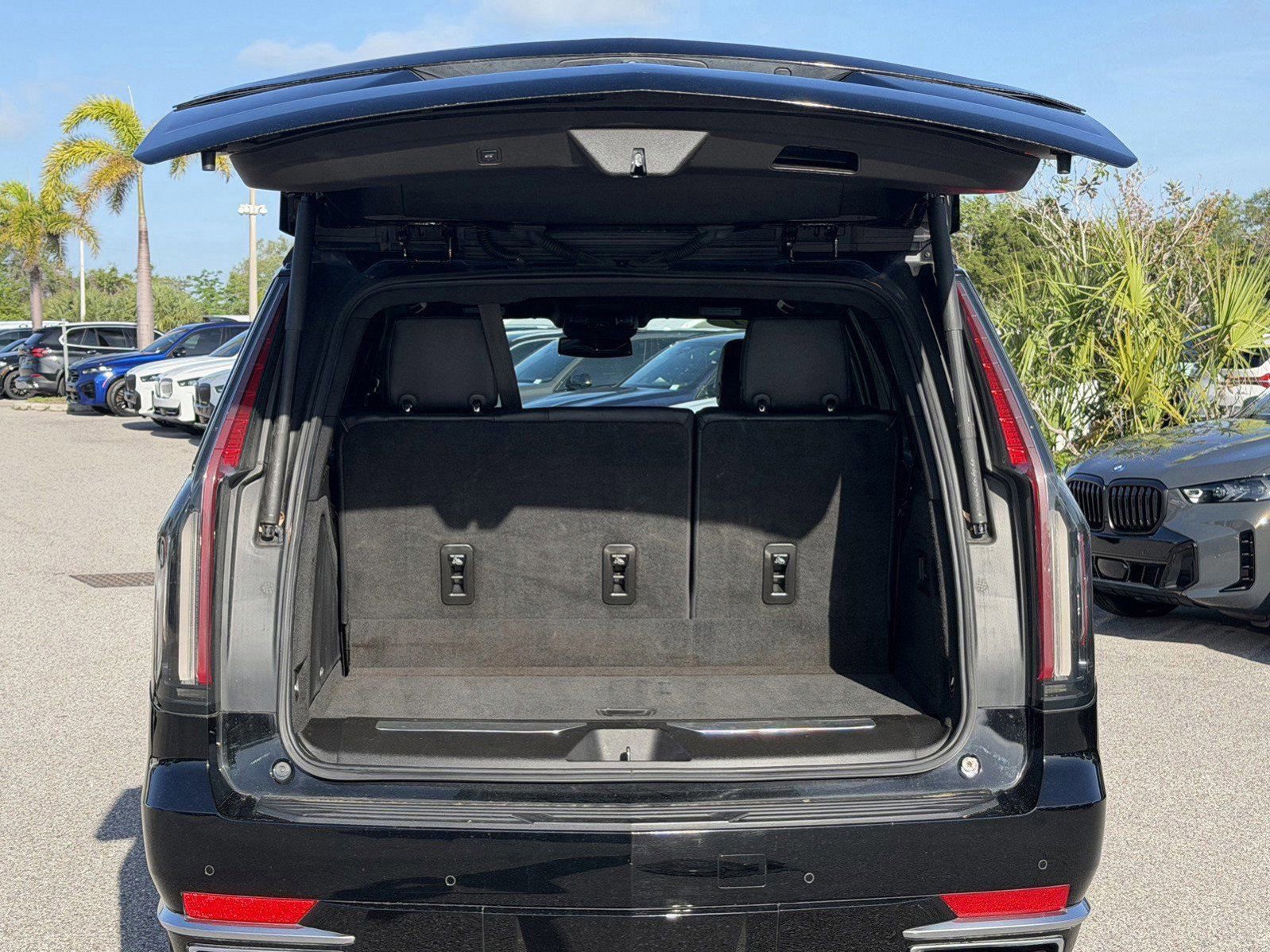 Used 2021 Cadillac Escalade Luxury image 12