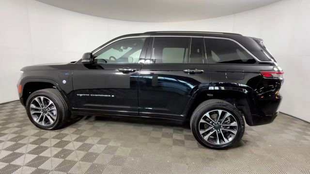 Used 2023 Jeep Grand Cherokee Overland w/ Luxury Tech Group IV AWD/4WD image 7