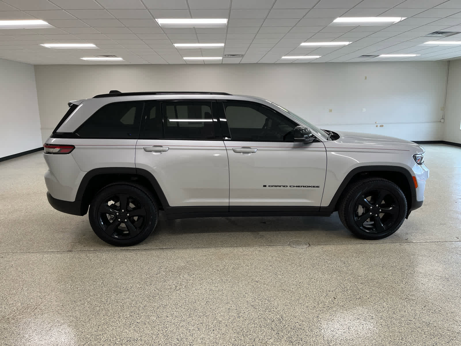 Used 2024 Jeep Grand Cherokee Limited w/ Black Appearance Package AWD/4WD image 10