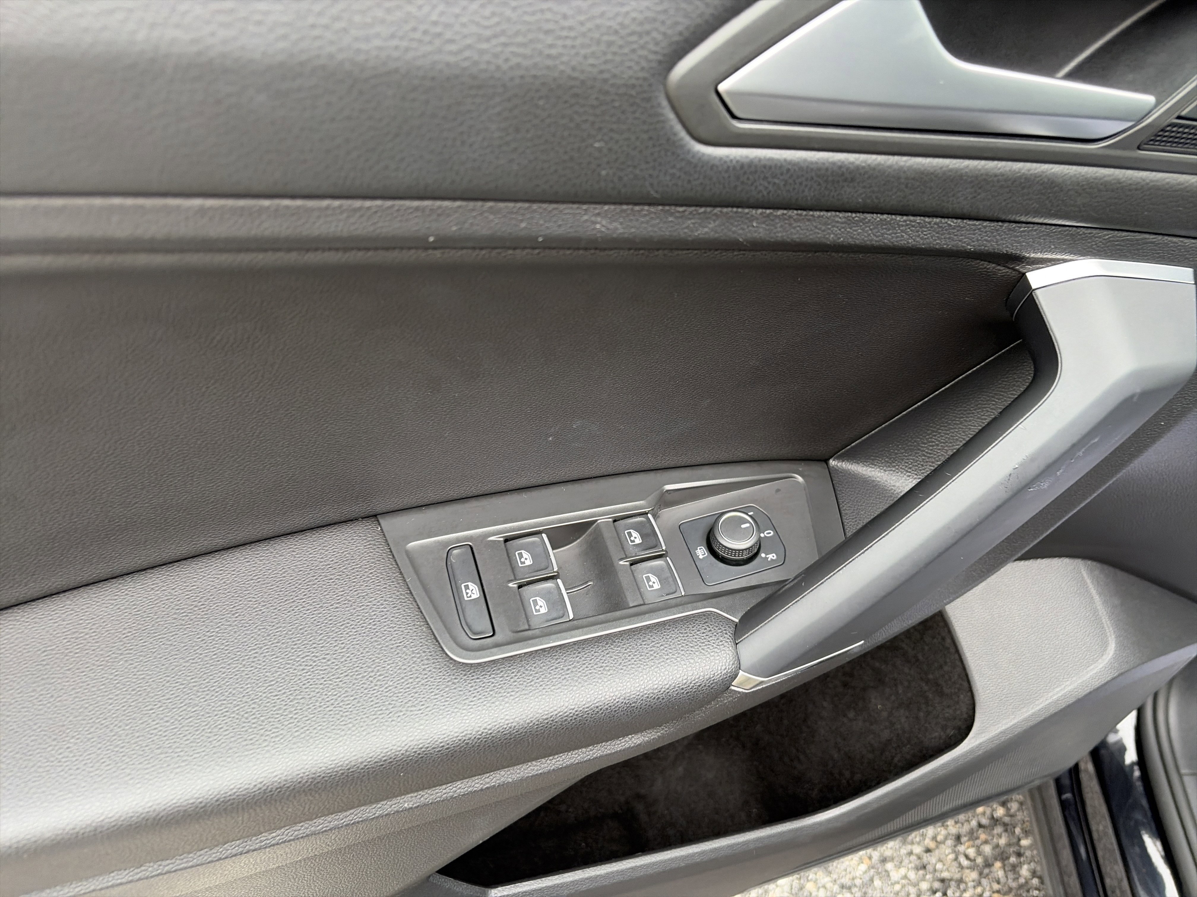 Used 2020 Volkswagen Tiguan SE image 11