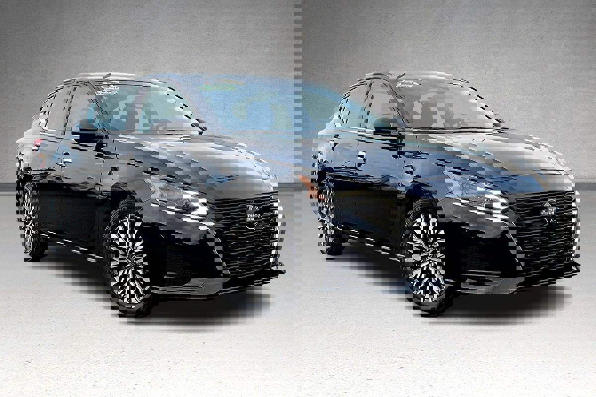 Used 2024 Nissan Altima 2.5 SV image 2