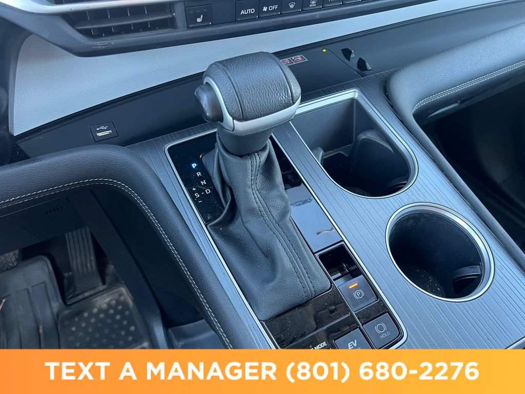 Used 2025 Toyota Sienna XLE w/ XLE Plus Package FWD image 23