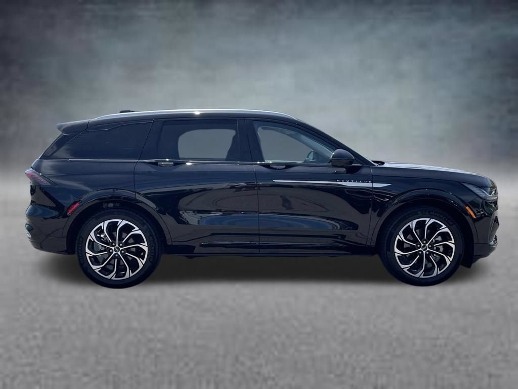 Used 2025 Lincoln Nautilus Reserve AWD/4WD image 4