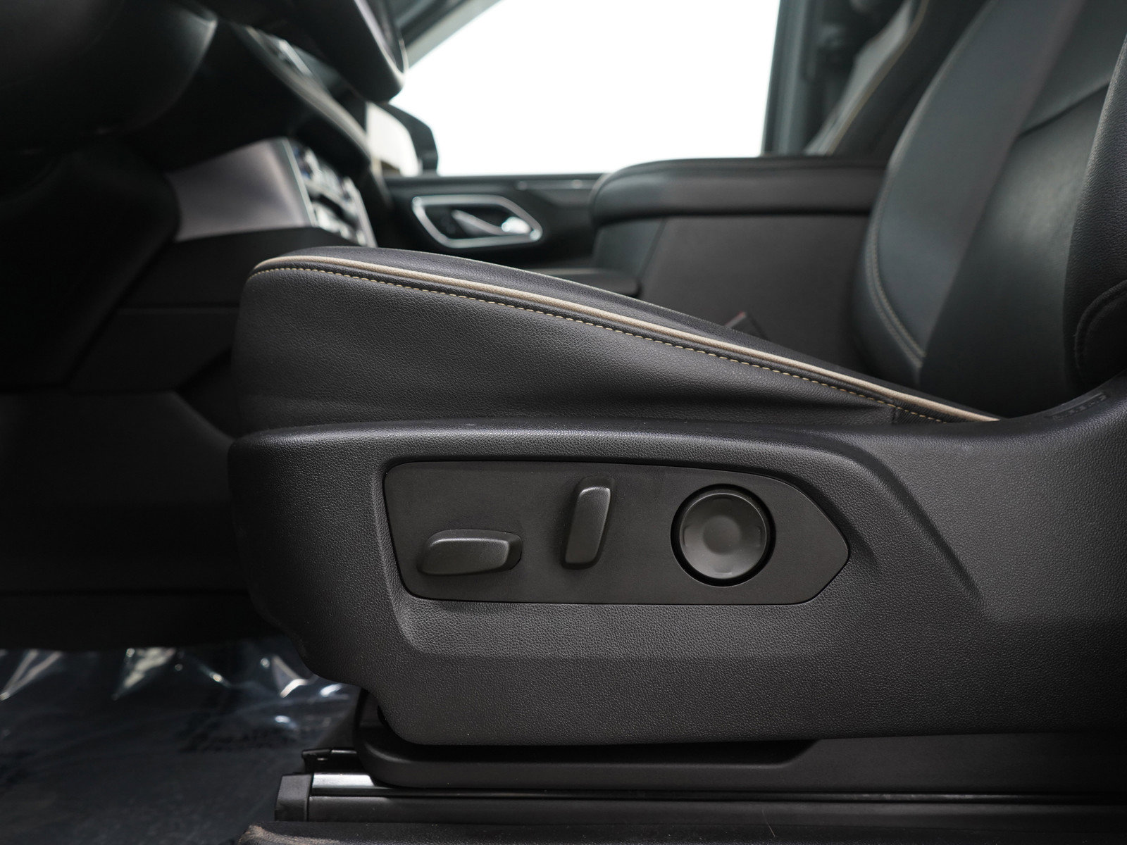 Used 2023 GMC Yukon XL SLT w/ SLT Premium Package image 25