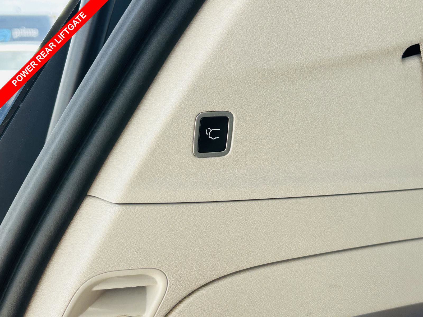 Used 2023 Chrysler Voyager LX image 7