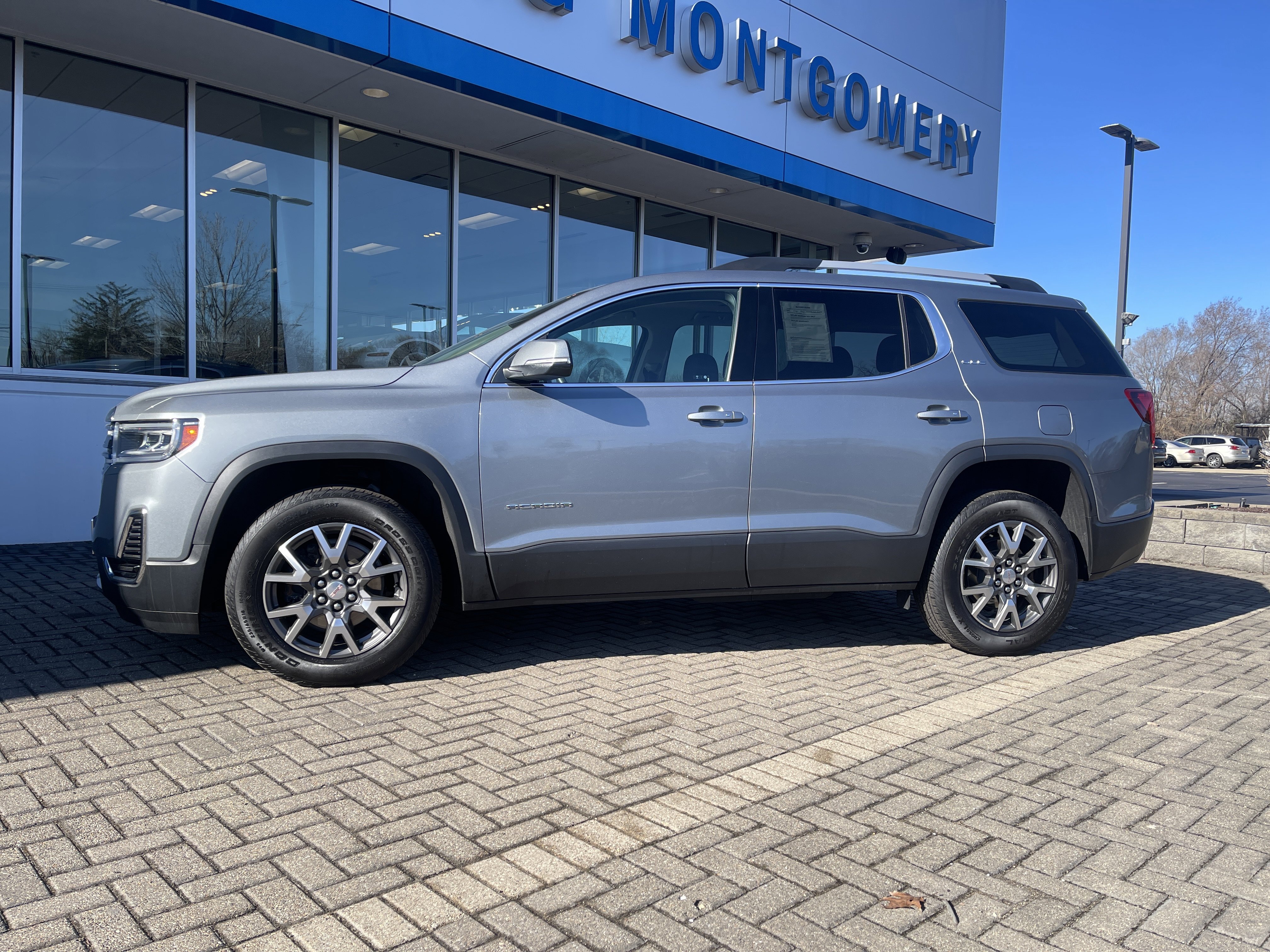 Used 2023 GMC Acadia SLE w/ Driver Convenience Package image 2