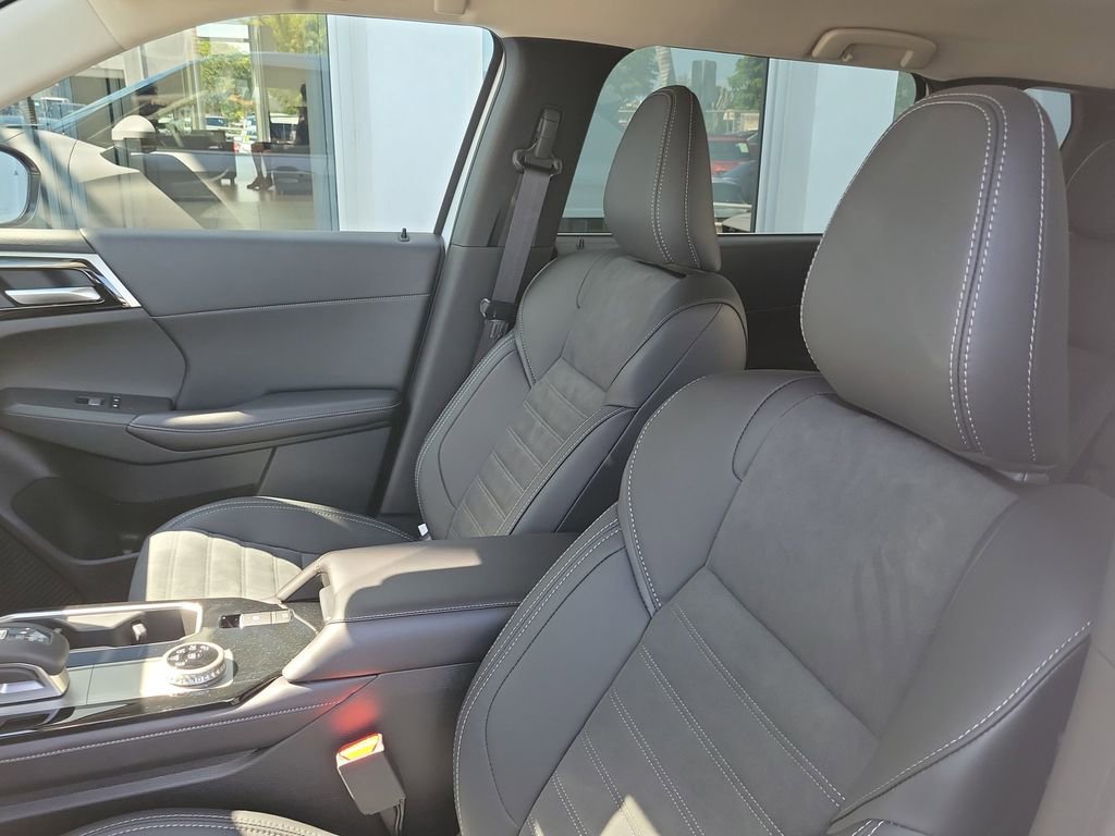 New 2025 Mitsubishi Outlander SE image 10